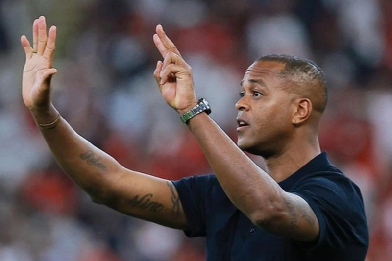 hlv-patrick-kluivert-chiu-suc-ep-du-doi-fan-indo-doi-sa-thai